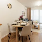דירה Bory Retreat With Balcony And Parking Space ברטיסלאבה