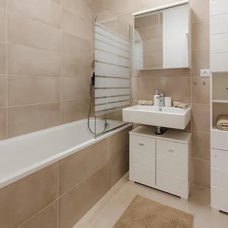 Bory Retreat With Balcony And Parking Space Апартаменти