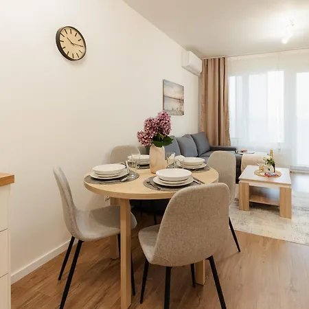 アパート Bory Retreat With Balcony And Parking Space ブラチスラヴァ