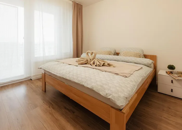 Bory Retreat With Balcony And Parking Space アパート